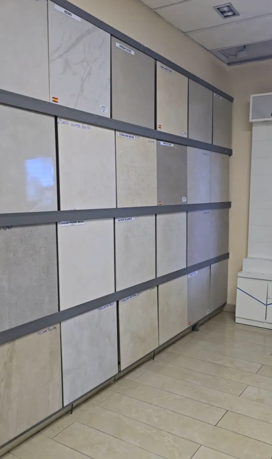 Grands Carreaux Clairs pour Sols et Murs