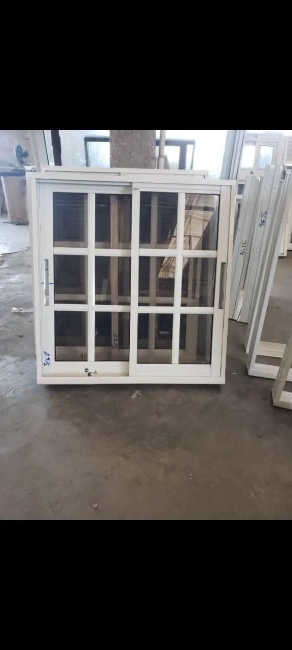 Fenêtres à Petits Carreaux en Fabrication