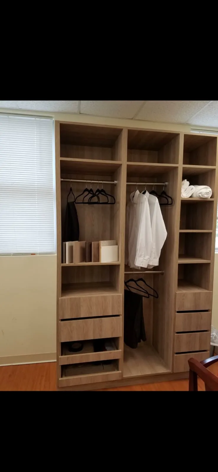 Placard en Bois Clair avec Tiroirs
